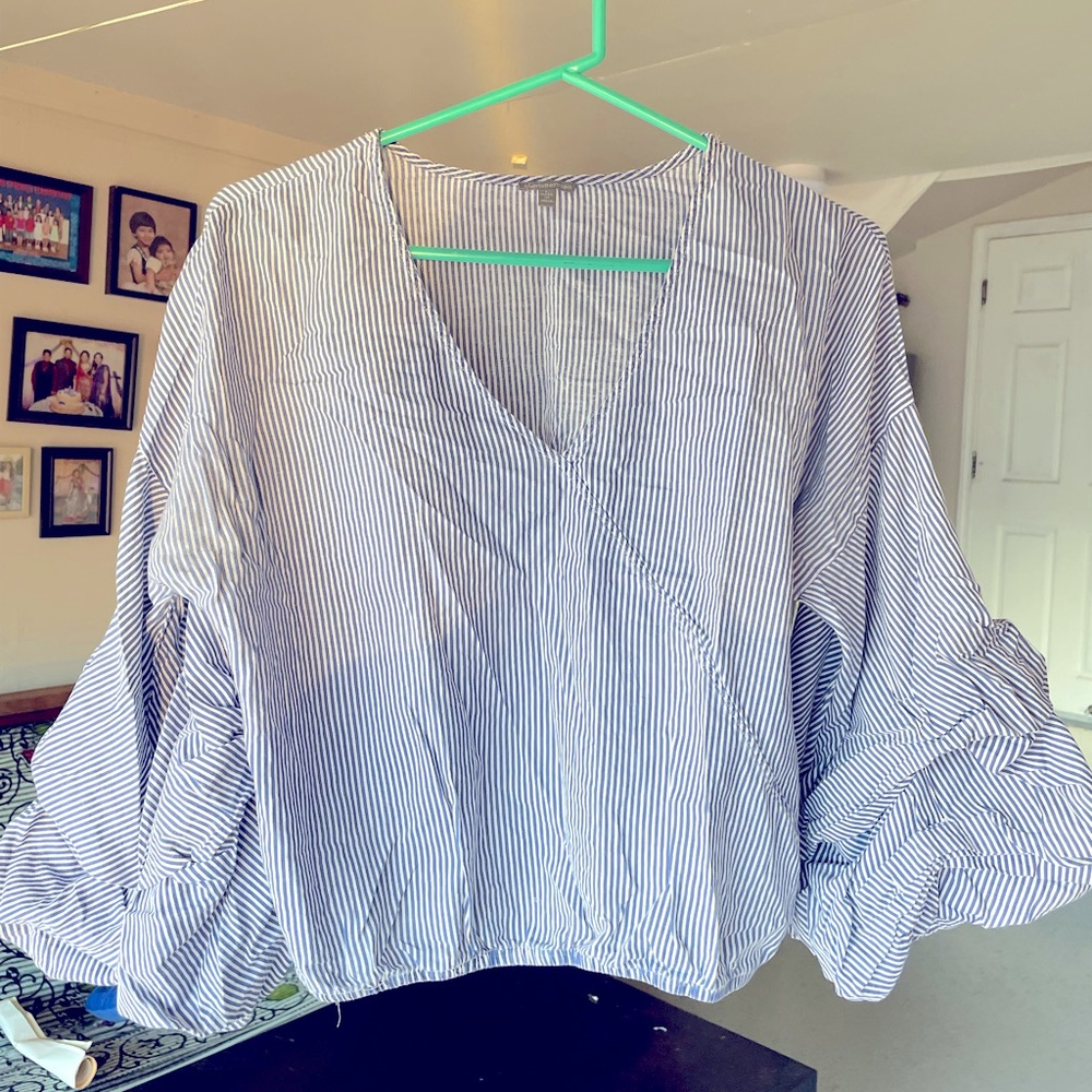 Pinstriped blouse with puffy sleeves
